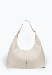Beige Umhängetasche aus Nylon mit geschwungener Form und verstellbarem Tragegurt. Ausgestattet mit einem zentralen Reißverschluss und glatter Textur. Leichtes Design.