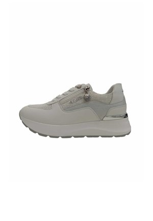 Sneaker beige in tessuto strutturato con pannelli in pelle, allacciatura frontale, zip laterale con ciondolo e suola spessa con dettaglio metallico sul tallone.