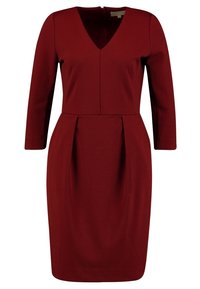 Czerwona, dopasowana sukienka z dekoltem w serek, długimi rękawami i plisowanymi detalami w talii. Wykonana z gładkiego materiału, o długości do kolan.