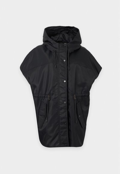 Veste noire sans manches à capuche avec boutons-pression à l'avant, cordons réglables à la capuche et à la taille, et deux poches avant avec rabats.