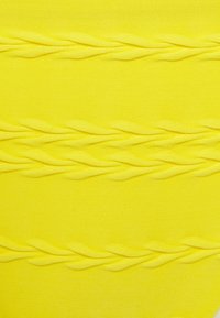 Tecido amarelo brilhante com padrões texturizados e torcidos a correr horizontalmente pela superfície. Acabamento suave e uniforme com coloração homogénea.