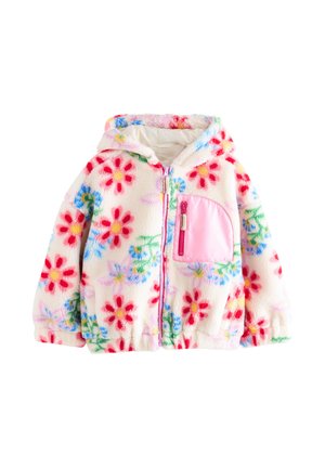 Flauschige Kapuzenjacke mit bunten roten, blauen und gelben Blumenmustern und einer rosa Reißverschlusstasche auf der Brust vor weißem Hintergrund.