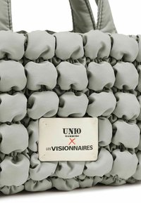 Borsa a tote grigia chiara con texture, realizzata in tessuto arricciato, con un'etichetta rettangolare che riporta il marchio "UNIO HAMBURG X LES VISIONNAIRES".
