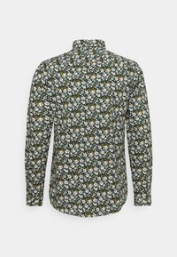 Košile s dlouhými rukávy ve tmavě zeleném květinovém vzoru s bílými a žlutými květy, s límečkem na knoflíky a s přímým střihem dolního okraje.