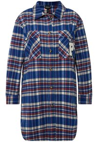 Blauw-rood geruite overhemdjas met twee borstzakken, knoopsluiting en een gestructureerde stof met een geborduurd detail van de letter "P".