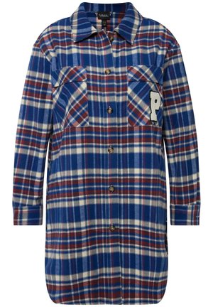 Blauw-rood geruite overhemdjas met twee borstzakken, knoopsluiting en een gestructureerde stof met een geborduurd detail van de letter "P".