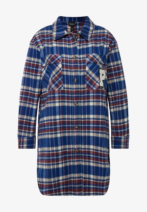 Chaqueta de camisa a cuadros azul y rojo con dos bolsillos en el pecho, cierre de botones y una tela texturada que presenta un detalle bordado de la letra "P".