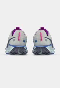 Αθλητικά παπούτσια σε γκρι και μπλε χρώμα, με υφασμάτινο άνω μέρος, μοβ λεπτομέρειες και ύφασμα στον πάτο για καλύτερη πρόσφυση. Θηλιά στη φτέρνα για εύκολο φόρεμα.