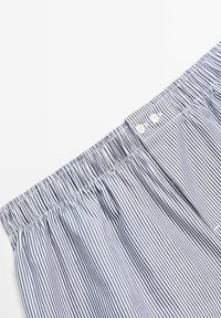 Pantaloni corti di cotone con una fantasia a righe navy e bianche, con vita elastica e due bottoni bianchi anteriori per la regolazione.