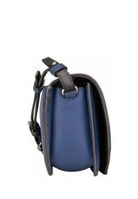 Lederhandtasche in Blau und Schwarz mit strukturiertem Design, glatter Textur und verstellbarem Tragegurt mit Hardware-Akzenten.