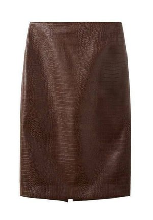 Falda lápiz de cuero sintético marrón oscuro con textura de cocodrilo, con una pequeña abertura frontal en el dobladillo, de longitud hasta la rodilla, sin cierres ni adornos visibles.