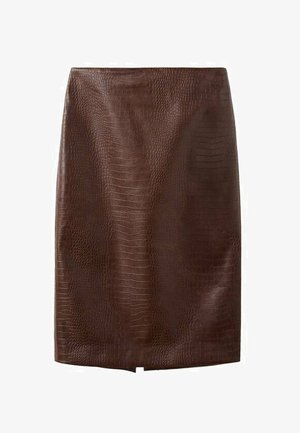 Temno rjava svinčnik krilo iz umetnega krokodiljega usnja z majhnim sprednjim razporkom na spodnjem robu, dolga do kolen, brez vidnih zapenjanj ali okraskov.