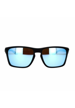 Occhiali da sole con montatura nera e lenti blu sfumate. Design angolare, finitura riflettente e aste robuste. Adatti per diverse attività all'aria aperta.