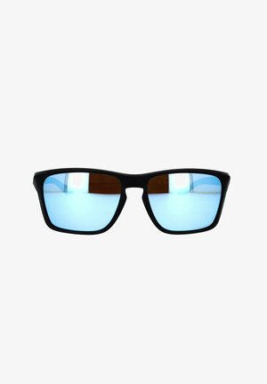 Occhiali da sole con montatura nera e lenti blu sfumate. Design angolare, finitura riflettente e aste robuste. Adatti per diverse attività all'aria aperta.