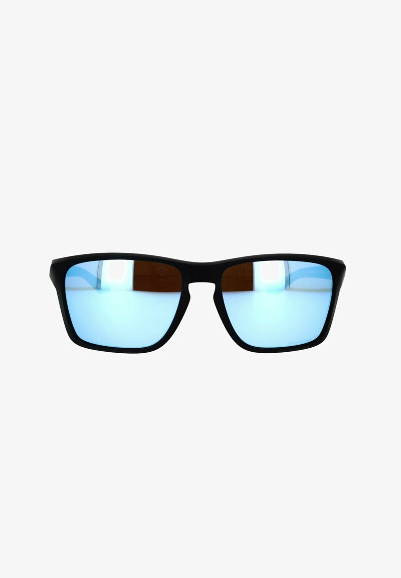 Occhiali da sole con montatura nera e lenti blu sfumate. Design angolare, finitura riflettente e aste robuste. Adatti per diverse attività all'aria aperta.