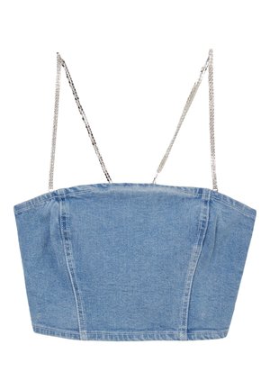 Top corto in denim blu con scollatura dritta, caratterizzato da sottili spalline a catena. Il tessuto ha una texture liscia con una leggera elasticità.