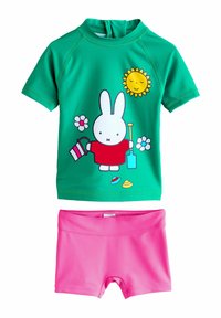 Rash guard vert à manches courtes avec un design de lapin en cartoon, accompagné d'un short de bain rose. Présente des accents sur le thème du soleil, des fleurs et de la plage.