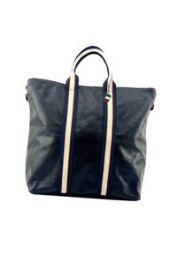 Navy leren totebag met twee verticale gestreepte stoffen handvatten in crème en navy. Voorzien van een klein Italiaans vlag charm. Gladde textuur.