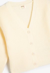 Helle gelbe Strickjacke mit V-Ausschnitt, gerippter Textur und vier Knopfverschlüssen. Weicher, mitteldicker Stoff. Keine Muster oder Verzierungen.
