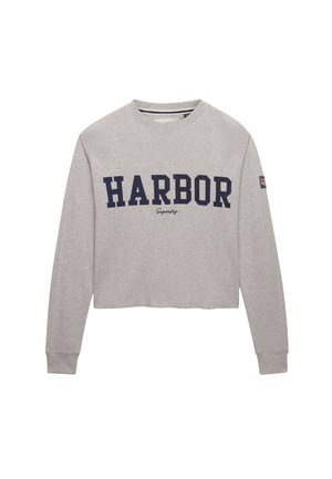Lichtgrijze sweater met lange mouwen met "HARBOR" in grote marineblauwe letters en "Superdry" in kleinere letters daaronder aan de voorkant.
