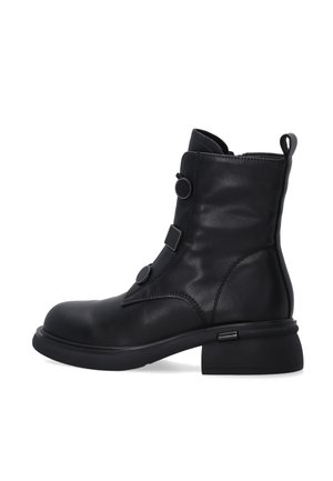 Černá kotníková bota z hladké kůže. Má kulatou špičku, mírný podpatek a dekorativní kulaté knoflíky po straně.