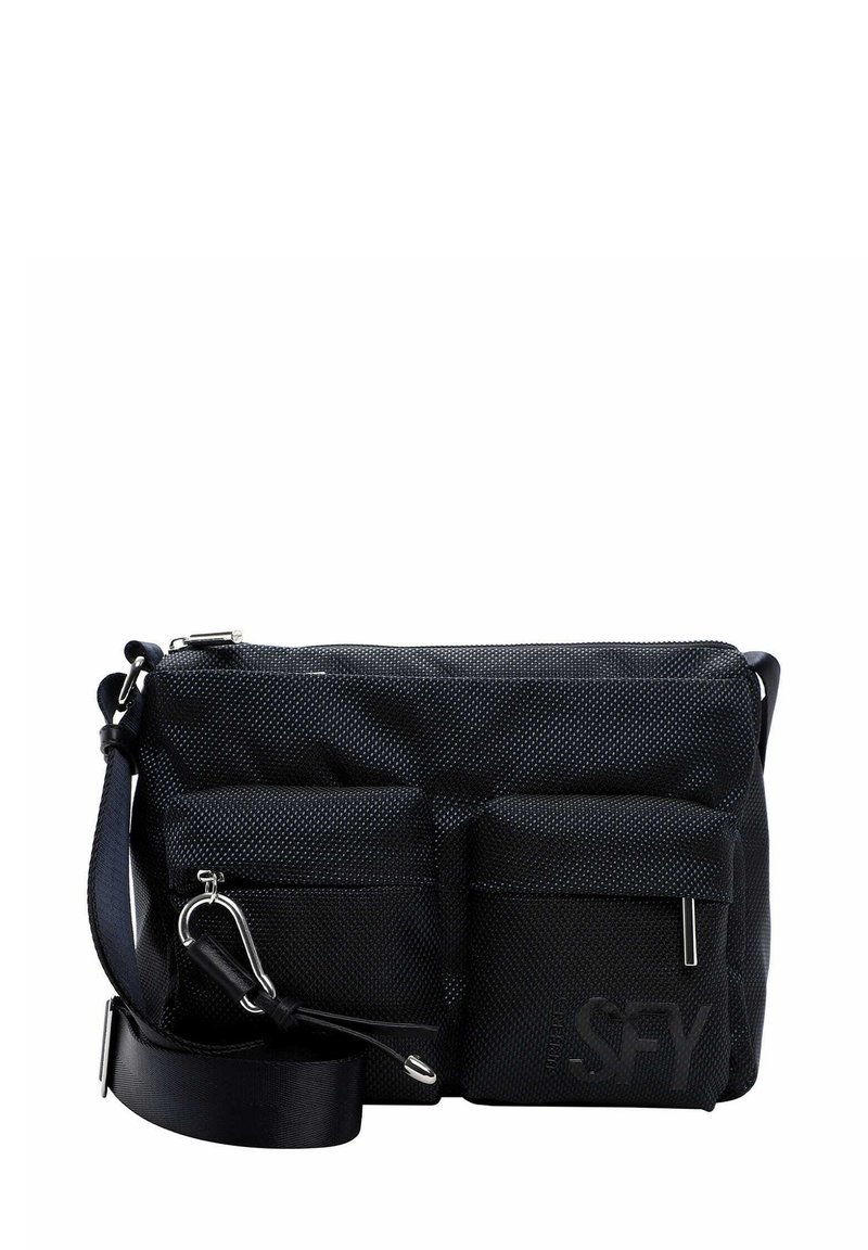 Svart nylon crossbody-väska med två framfickor, silverdragkedjor, justerbar rem och texturerad yta med varumärkeslogotyp.