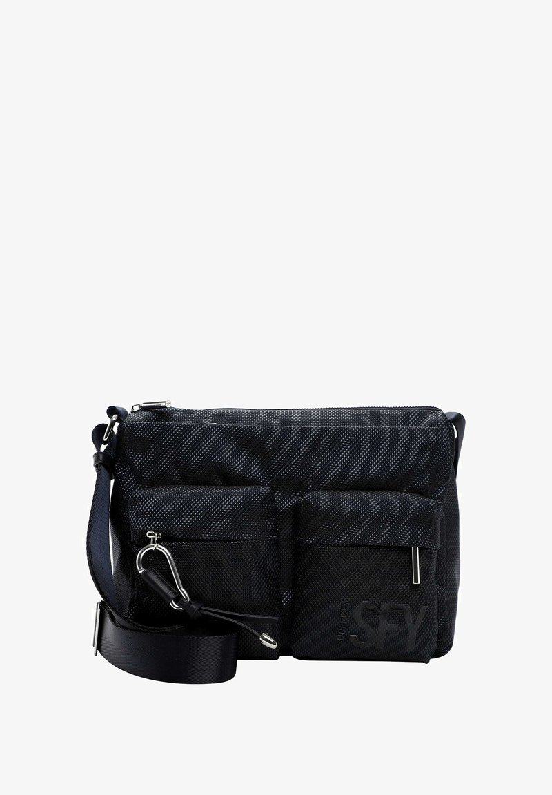 Czarna nylonowa torba na ramię z dwoma przednimi kieszeniami, srebrnymi suwakami, regulowanym paskiem oraz teksturowaną powierzchnią z logo marki.