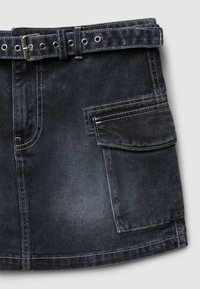 Gonna di denim grigia scura con cintura dotata di fibbia metallica. Include una tasca a toppa e dettagli di cucitura visibili sull'orlo e sulle cuciture.