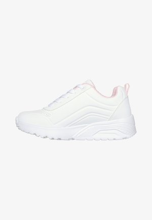 Zapatilla deportiva blanca con acentos en rosa, material sintético liso, puntera redonda, diseño de cordones, suela texturizada y cuello acolchado.