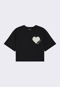 T-shirt noire raccourcie en coton à manches courtes, présentant un design de cœur blanc avec un motif texturé et un détail de signature.