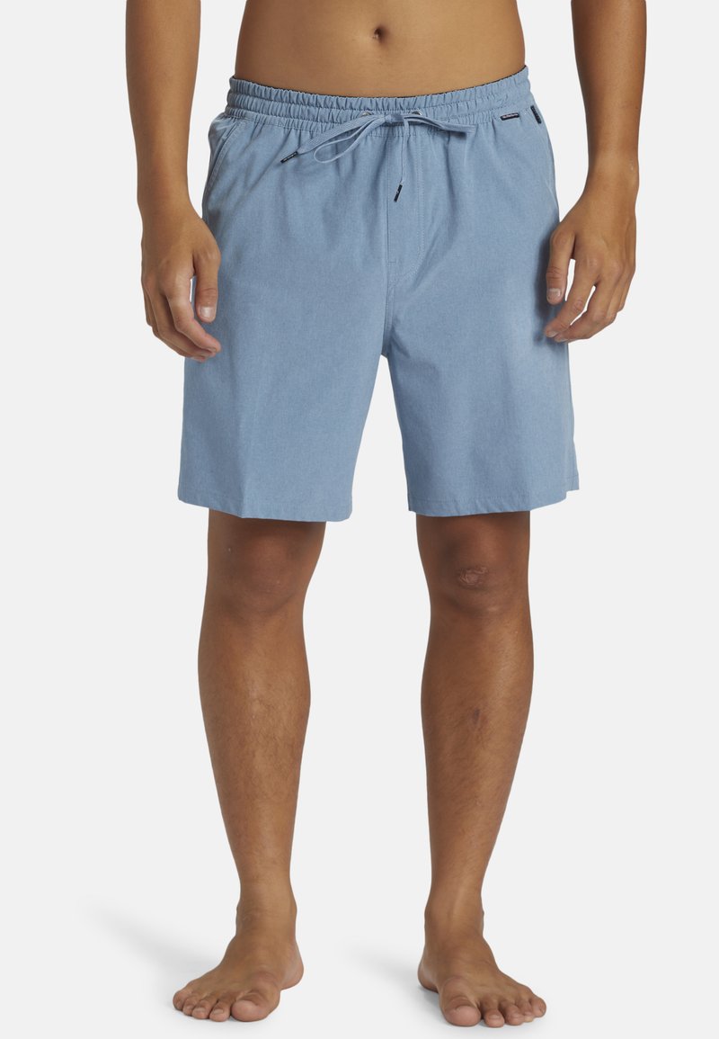 Bañador de color azul claro con cintura elástica, cierre de cordón y un corte relajado. Fabricado con una tela suave y ligera.