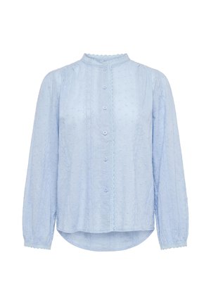 Lyseblå bluse med lange ærmer, knapper foran, struktureret prikmønster, blondekant og en lille flæsekantet krave.