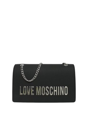 Borsa nera con finitura liscia, caratterizzata dal testo in rilievo "LOVE MOSCHINO" in argento metallico. Fascetta a catena in argento attaccata.