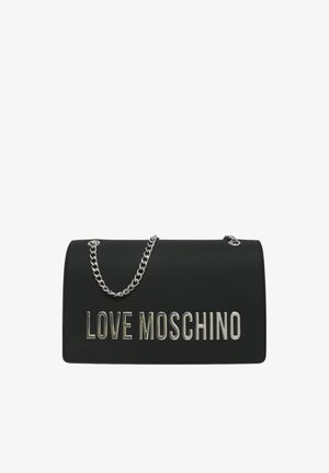 Borsa nera con finitura liscia, caratterizzata dal testo in rilievo "LOVE MOSCHINO" in argento metallico. Fascetta a catena in argento attaccata.