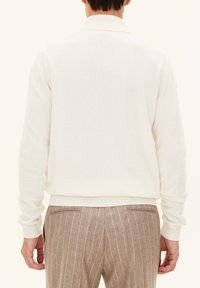 Oscar Jacobson SALIM ROLLNECK - Jumper - white shell