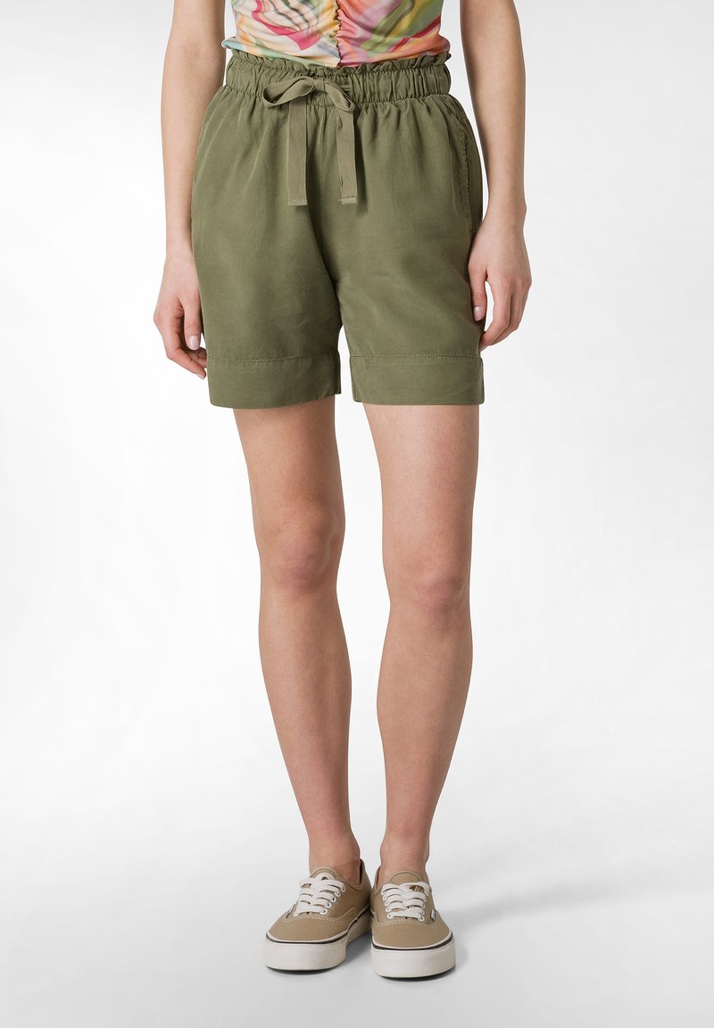 Olivgröna shorts med elastisk midja och dragsko. Har sidofickor och uppvikta fållar för en avslappnad passform. Slät tygtextur.