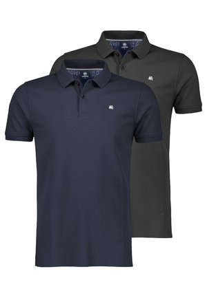 To kortærmede poloshirts, en i marineblå og en sort, hver med et lille hvidt broderet logo på venstre bryst.