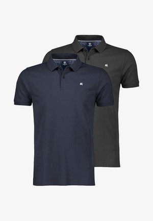 Dwie koszulki polo z krótkim rękawem, jedna w kolorze granatowym, a druga czarna, każda z małym białym haftowanym logo na lewej piersi.