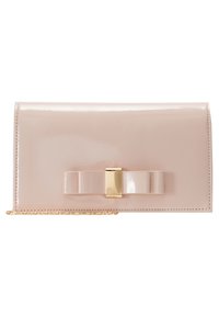 Růžová spojková kabelka z lakované kůže s lesklým povrchem, zdobená středovým mašlovým akcentem a zlatými kovovými doplňky. Součástí je odnímatelný řetízkový popruh.