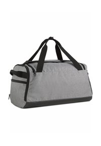 Sac de sport gris avec des accents noirs, fabriqué en tissu texturé, doté de poignées doubles et de zips, d'un grand compartiment principal et d'une poche latérale.