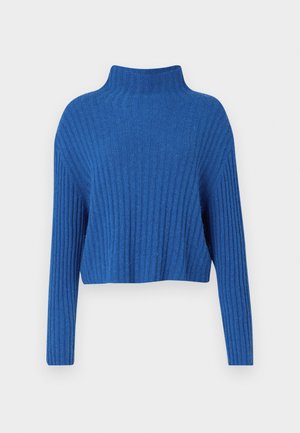 Blå ribbestrikket genser med høy krage og lange ermer, med et kort design og strukturert stoff.