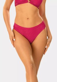 Magenta szorty bikini o falistej fakturze, z szeroką talią i średnim wzrostem. Gładki materiał i minimalistyczny krój.