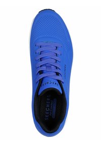 Sneaker Skechers blu con tomaia perforata, lacci blu coordinati, fodera interna nera e soletta in memory foam imbottita.