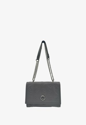 Grå læder skuldertaske med præget geometrisk mønster og sølvkæde strop med læder skulderpude, med en cirkulær metal-logo foran.