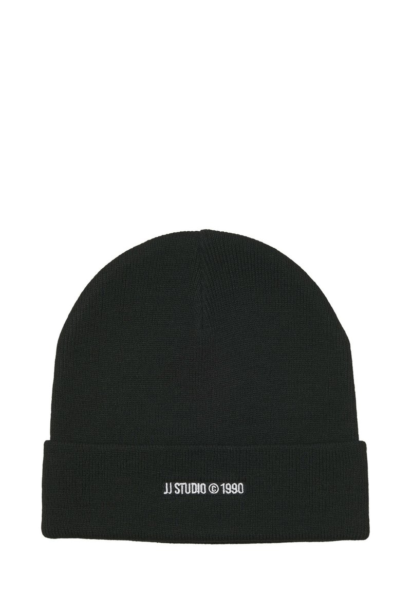Zwarte gebreide beanie met een omgeslagen manchette, voorzien van contrasterende witte tekst "JJ STUDIO © 1990" geborduurd aan de voorkant. Zachte textuur.