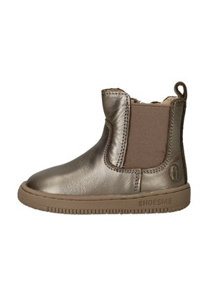 Metalen bronzen enkelboot met elastische zijpanelen, een gladde leren textuur en een rubberen zool met een gegraveerd logo.