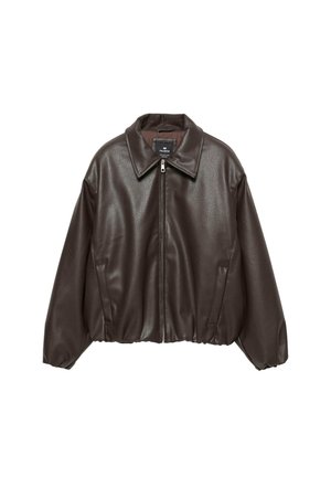 Brun kunstlæderjakke med lynlås foran, bred krave og puffede ærmer. Har ribbet kant og glat tekstur.