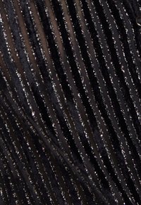 Tessuto nero con strisce verticali argentate, caratterizzato da una texture vellutata e brillante. Il design è elegante, liscio e riflettente.