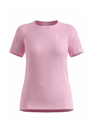 Kurzärmeliges, hellrosa Sportshirt mit dezentem Muster und kleinem weißen Logo auf der Brust, auf weißem Hintergrund dargestellt.