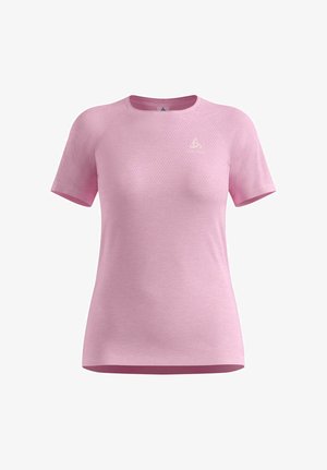 Kurzärmeliges, hellrosa Sportshirt mit dezentem Muster und kleinem weißen Logo auf der Brust, auf weißem Hintergrund dargestellt.